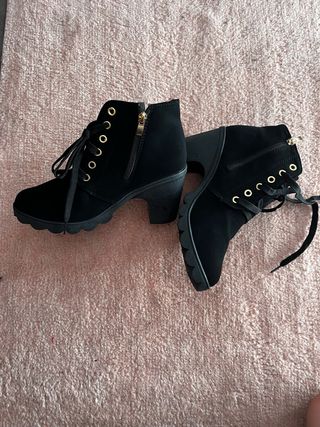 Botines negros con cordones y cremallera