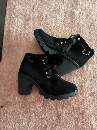 Botines negros con cordones y cremallera
