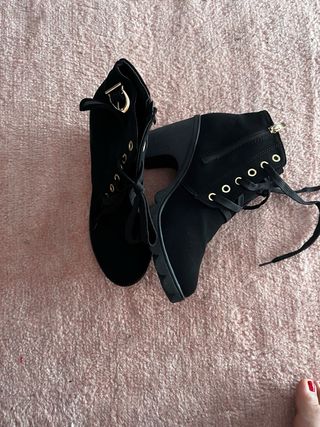 Botines negros con cordones y cremallera
