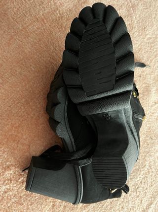 Botines negros con cordones y cremallera