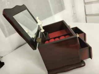 Joyero de madera con espejo y cajones