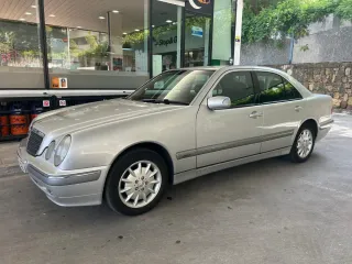 Mercedes-Benz E320 2001