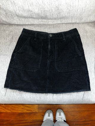 Falda corta pana negra Stradivarius