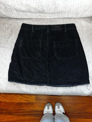 Falda corta pana negra Stradivarius