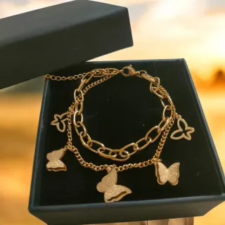 Pulsera dorada con dijes de mariposa