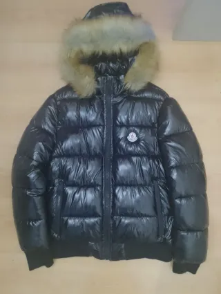 Chaqueta Moncler Negra con Capucha de Pelo