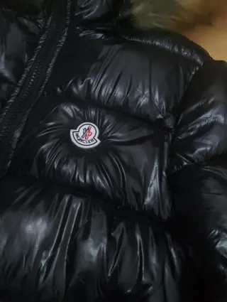 Chaqueta Moncler Negra con Capucha de Pelo