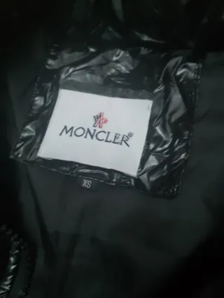 Chaqueta Moncler Negra con Capucha de Pelo