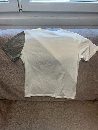 Camiseta Shein blanca y gris con lentejuelas