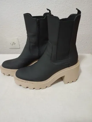 Stivali da donna neri e beige