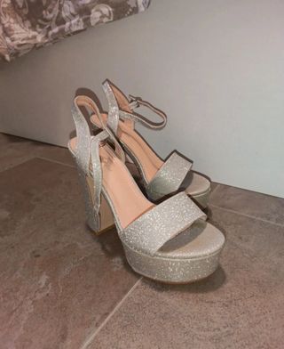 Tacones plateados brillantes