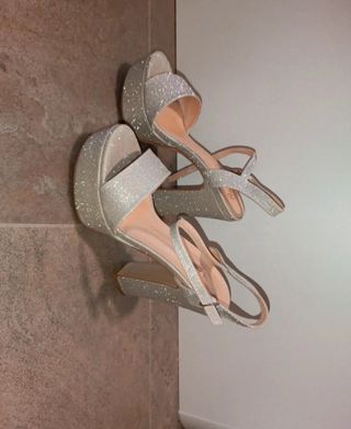 Tacones plateados brillantes