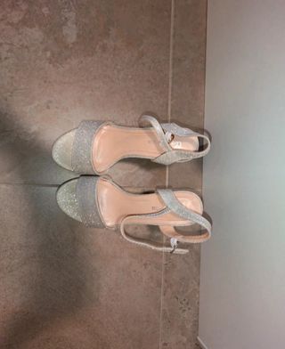 Tacones plateados brillantes