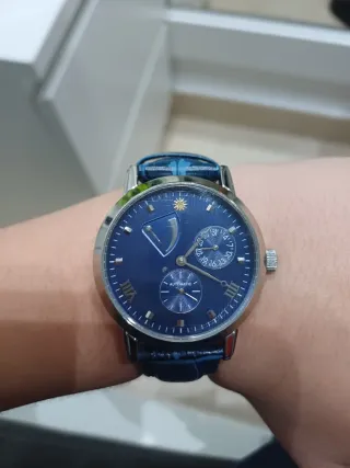 Reloj azul con correa de cuero