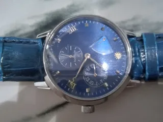 Reloj azul con correa de cuero