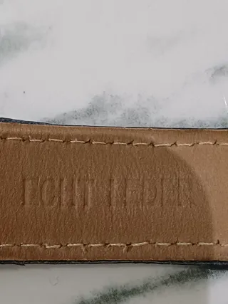 Reloj azul con correa de cuero