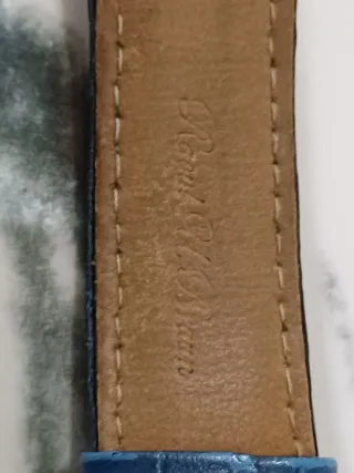 Reloj azul con correa de cuero