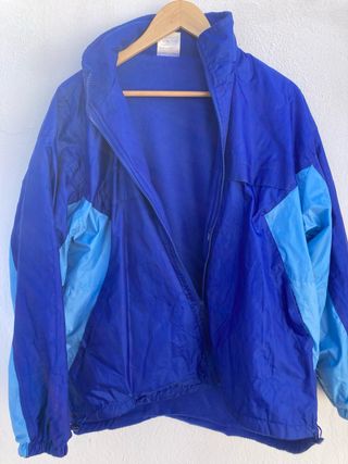 Cortavientos azul y azul claro