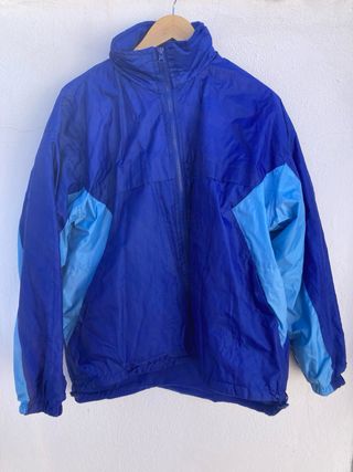 Cortavientos azul y azul claro