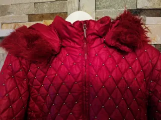 Abrigo rojo acolchado con detalles