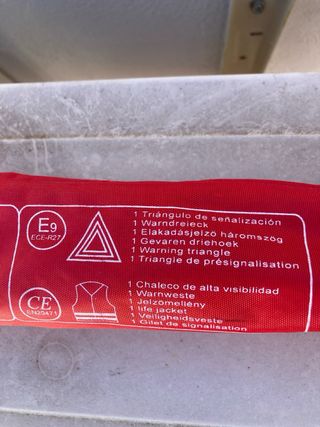 Triángulo de señalización y chaleco coche