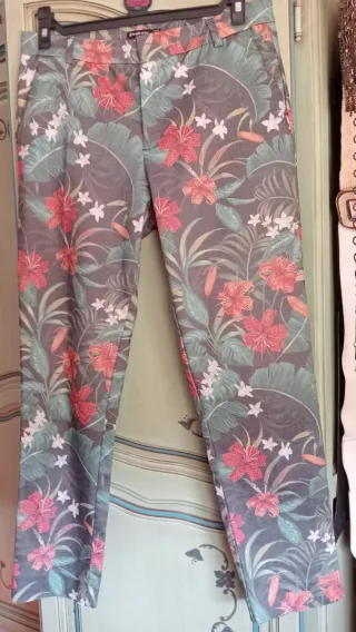 Pantalón estampado floral Stradivarius talla L