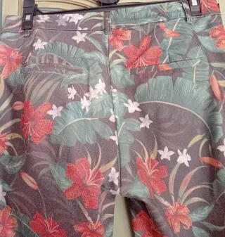 Pantalón estampado floral Stradivarius talla L