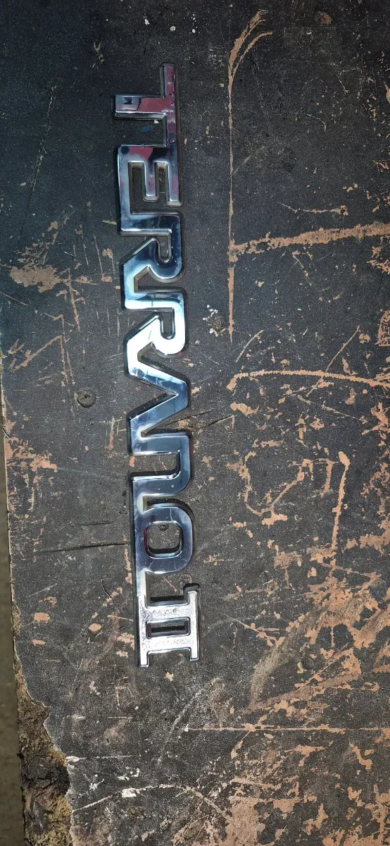 Emblema Nissan Terrano II