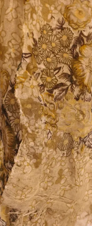 Foulard beige con flores estampadas.