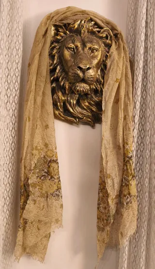 Foulard beige con flores estampadas.