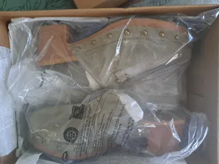 Zuecos de piel y madera