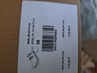 Zuecos de piel y madera