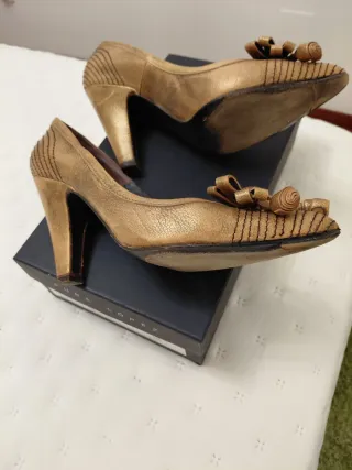 Zapatos dorados con lazo