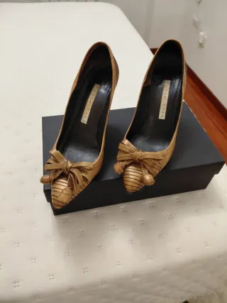 Zapatos dorados con lazo