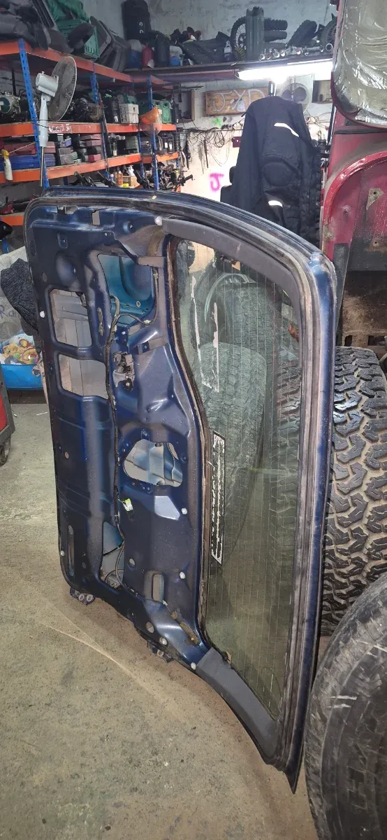 Portón Nissan Terrano 2