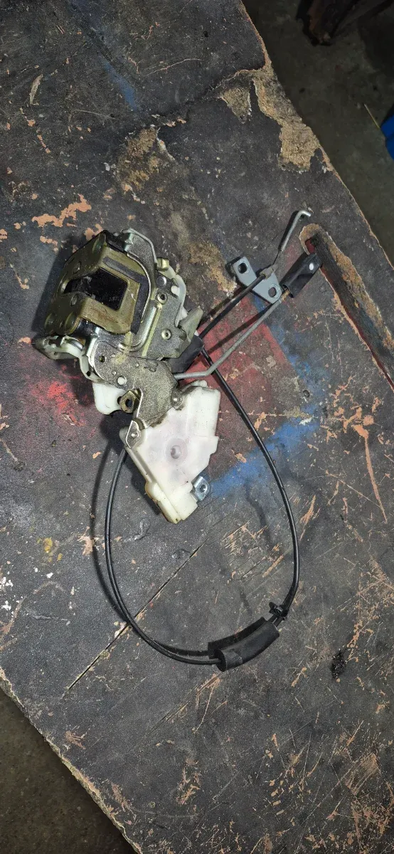 Cerradura Portón Trasero Nissan Terrano 2