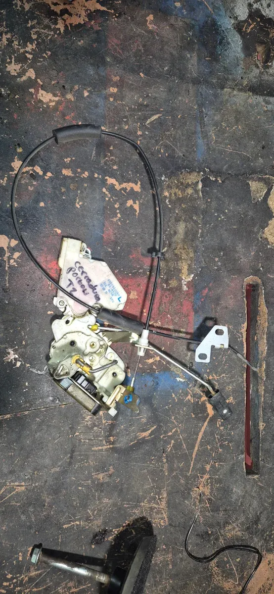 Cerradura Portón Trasero Nissan Terrano 2