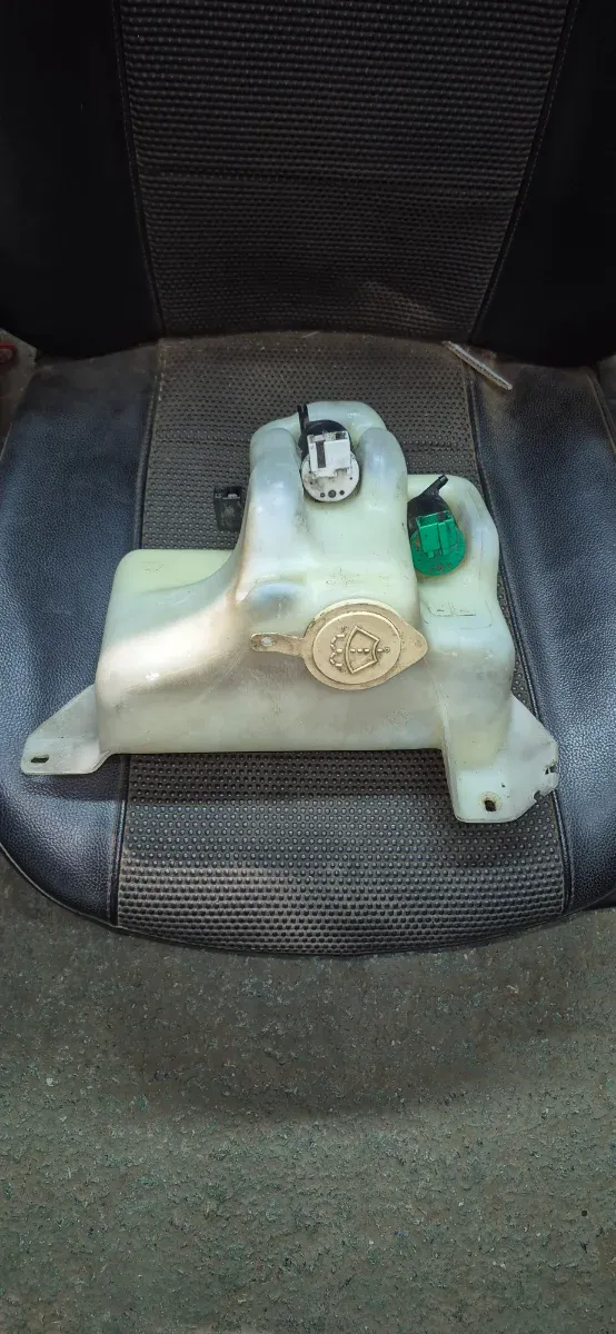 Botella limpia parabrisas Nissan Terrano 2