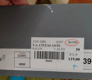 Zapatos rojos de tacón,cordones para atar tobillo.