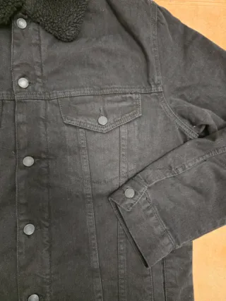 Cazadora vaquera Zara borreguillo negra