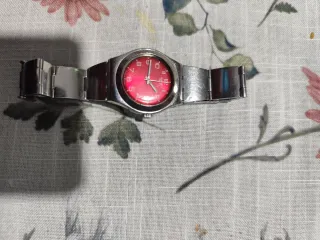Reloj Swatch Rojo y Plateado