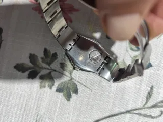 Reloj Swatch Rojo y Plateado