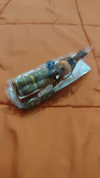 Carruaje a cuerda con caballo y barriles