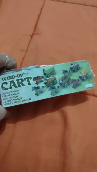 Carruaje a cuerda con caballo y barriles