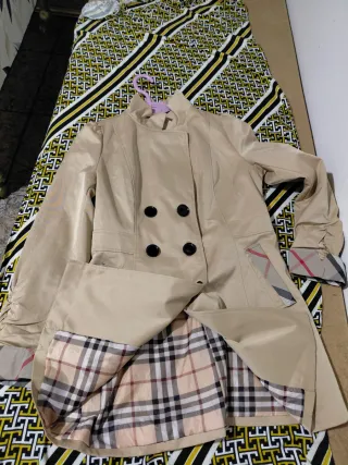 Gabardina beige con forro de cuadros