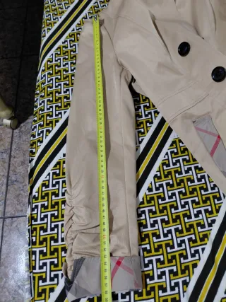 Gabardina beige con forro de cuadros