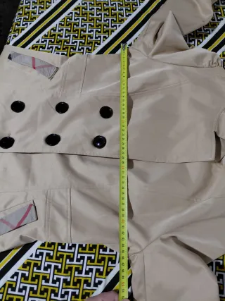 Gabardina beige con forro de cuadros