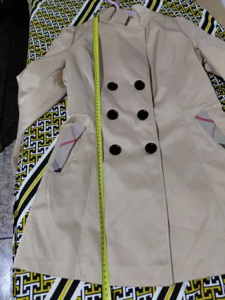 Gabardina beige con forro de cuadros