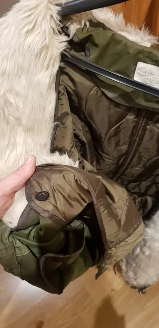 Abrigo Zara verde con solapa de pelo sintético