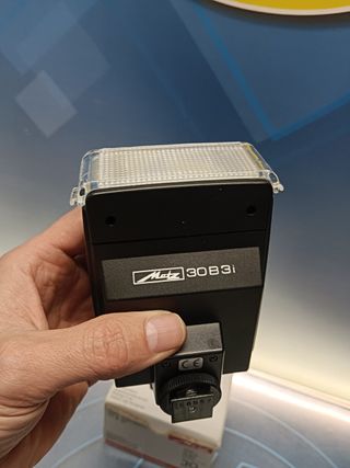 Flash en caja metz mecablitz 30 B 3i